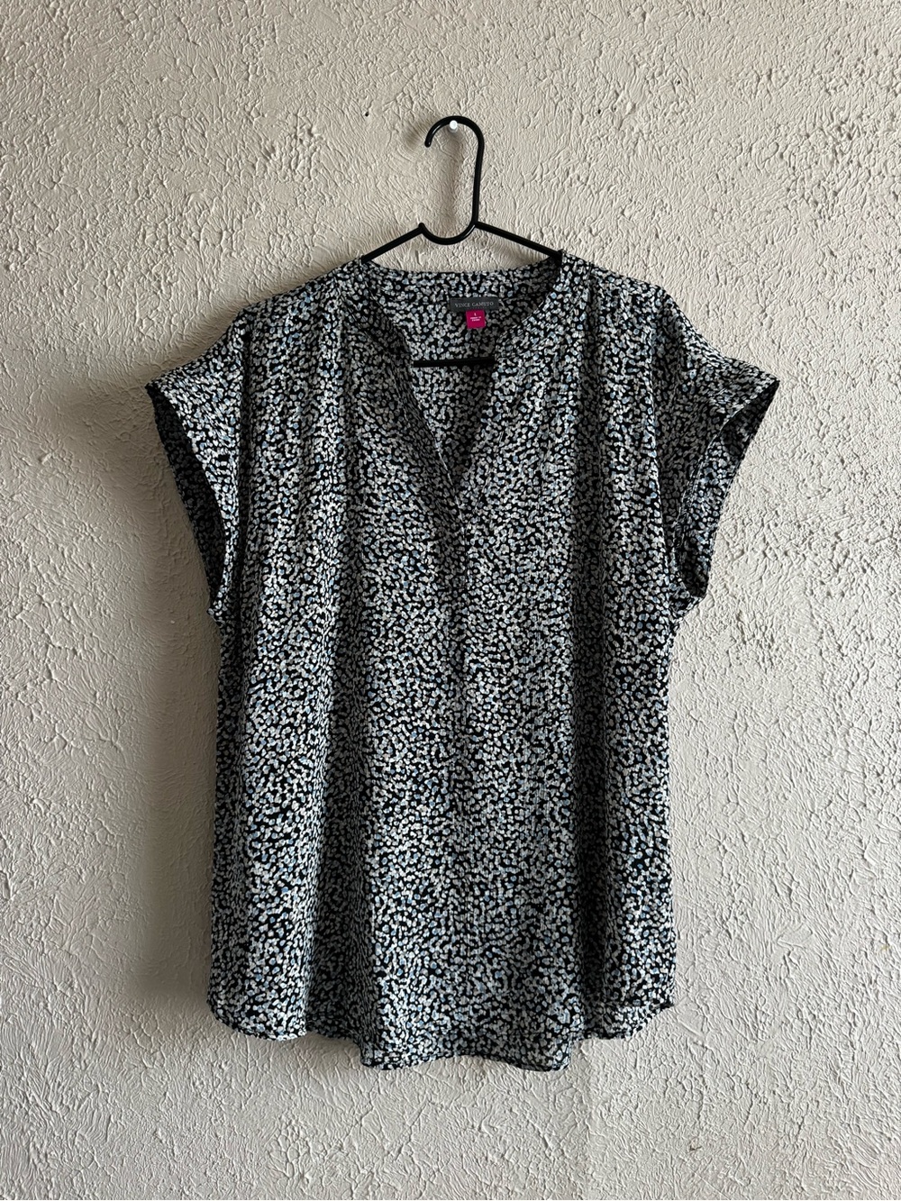Vince Camuto Black and White Split V-Neck Printed Blouse